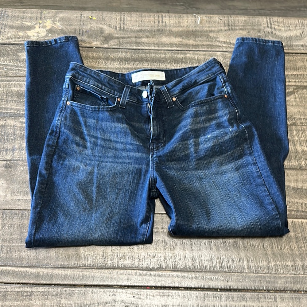 Levi’s signature totally shaping